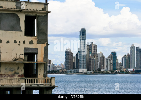 Ansicht des spanischen kolonialen Architektur und den neuen Gebäuden, Casco Viejo Bezirk, Panama-Stadt Stockfoto