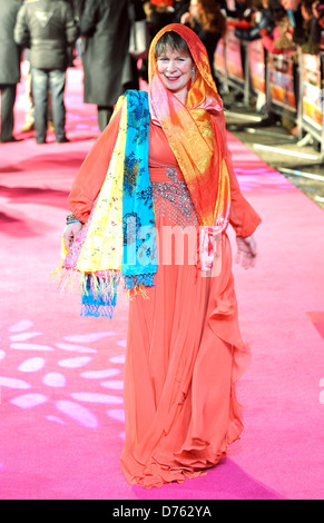 Celia Imrie Best Exotic Marigold Hotel - Film Premiere Welt Uraufführung anlässlich der Curzon Mayfair - Ankünfte. London, Stockfoto