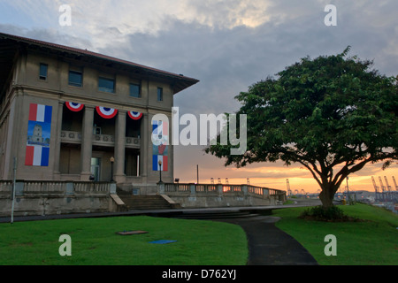 Panamakanal-Verwaltungsgebäude und ein Baum auf den Sonnenuntergang Stockfoto