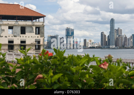 Blick auf spanische Kolonialarchitektur und Gärten, Casco Viejo Bezirk, Panama-Stadt Stockfoto