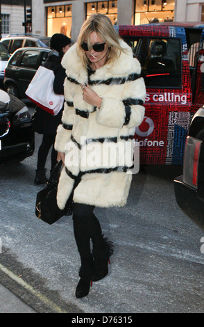 Kate Moss hat Mittagessen in einem Restaurant in Mayfair und dann zurück zu ihrem Hotel in London, England - 03.02.12 Stockfoto