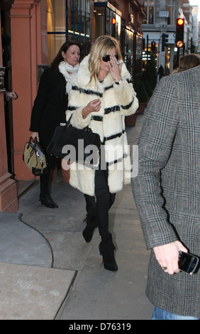 Kate Moss hat Mittagessen in einem Restaurant in Mayfair und dann zurück zu ihrem Hotel in London, England - 03.02.12 Stockfoto