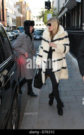 Kate Moss hat Mittagessen in einem Restaurant in Mayfair und dann zurück zu ihrem Hotel in London, England - 03.02.12 Stockfoto