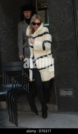 Kate Moss hat Mittagessen in einem Restaurant in Mayfair und dann zurück zu ihrem Hotel in London, England - 03.02.12 Stockfoto