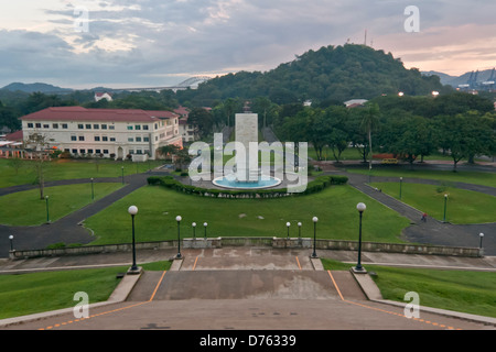 Blick auf das Goethals-Denkmal und Brücke Amerika aus der Panama-Canal´s-Verwaltungsgebäude Stockfoto