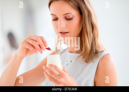 Frau, die Propolis Suspension zum einnehmen. Stockfoto