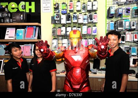 Surabaya, Indonesien. 28. April 2013. Eine Nachbildung der amerikanischen Superhelden, Iron Man, in Aktion zu unterhalten Besucher Plaza Marina, Gadgets und Elektronik Shopping-Center in Surabaya. Iron Man 3 boomt in Indonesien, fast in jeder Show, Hunderte von Zuschauern speziell Kinder Schlange, um den Film zu sehen. (Foto von Robertus Pudyanto/AFLO/Alamy Live-Nachrichten) Stockfoto