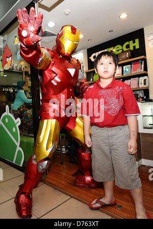 Surabaya, Indonesien. 28. April 2013. Eine Nachbildung der amerikanischen Superhelden, Iron Man, in Aktion zu unterhalten Besucher Plaza Marina, Gadgets und Elektronik Shopping-Center in Surabaya. Iron Man 3 boomt in Indonesien, fast in jeder Show, Hunderte von Zuschauern speziell Kinder Schlange, um den Film zu sehen. (Foto von Robertus Pudyanto/AFLO/Alamy Live-Nachrichten) Stockfoto