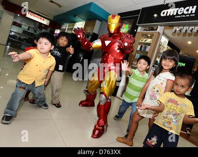Surabaya, Indonesien. 28. April 2013. Eine Nachbildung der amerikanischen Superhelden, Iron Man, in Aktion zu unterhalten Besucher Plaza Marina, Gadgets und Elektronik Shopping-Center in Surabaya. Iron Man 3 boomt in Indonesien, fast in jeder Show, Hunderte von Zuschauern speziell Kinder Schlange, um den Film zu sehen. (Foto von Robertus Pudyanto/AFLO/Alamy Live-Nachrichten) Stockfoto