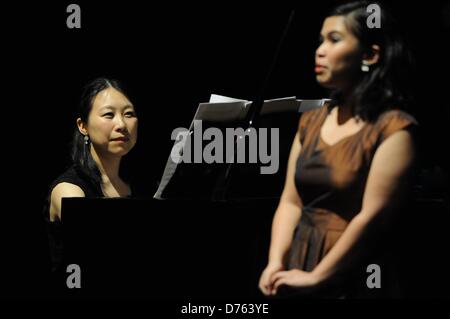 28. April 2013, Surabaya, Indonesien - Kanako Inoue (L), japanischer Pianist, Klassik Konzert Titel Around the World in Zusammenarbeit mit Bernadeta Astari (R) (indonesische Solist) bei Cak Durasim Gebäude durchführen. (Foto von Robertus Pudyanto/AFLO) Stockfoto
