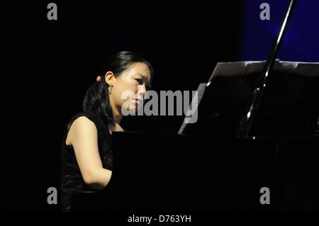 28. April 2013, zusammen Surabaya, Indonesien - Kanako Inoue, japanischer Pianist bei Klassik Konzert Titel Around the World, mit Pieternel Berkers (niederländische Akkordeon) und Bernadeta Astari (indonesische Solist) bei Cak Durasim Gebäude. (Foto von Robertus Pudyanto/AFLO) Stockfoto