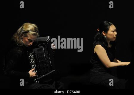 28. April 2013, Surabaya, Indonesien - Kanako Inoue (R), japanischer Pianist, Klassik Konzert Titel Around the World, zusammen mit Pieternel Berkers (L) (niederländische Akkordeon) bei Cak Durasim Gebäude durchführen. (Foto von Robertus Pudyanto/AFLO) Stockfoto