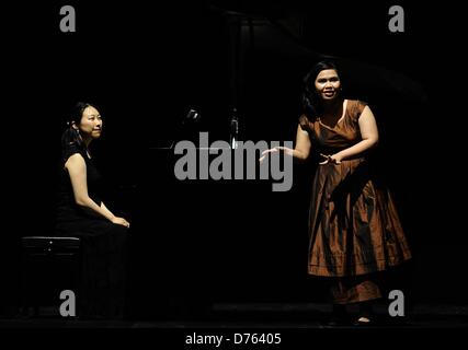 28. April 2013, Surabaya, Indonesien - Kanako Inoue (L), japanischer Pianist, Klassik Konzert Titel Around the World in Zusammenarbeit mit Bernadeta Astari (R) (indonesische Solist) bei Cak Durasim Gebäude durchführen. (Foto von Robertus Pudyanto/AFLO) Stockfoto