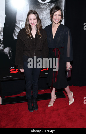 Vera Farmiga und Taissa Farmiga New Yorker Premiere von "Safe House" statt, an der SVA Theater - Ankunft New York City, USA- Stockfoto