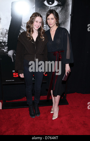 Vera Farmiga und Taissa Farmiga New Yorker Premiere von "Safe House" statt, an der SVA Theater - Ankunft New York City, USA- Stockfoto