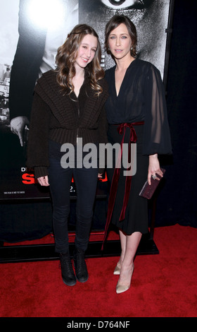 Vera Farmiga und Taissa Farmiga New Yorker Premiere von "Safe House" statt, an der SVA Theater - Ankunft New York City, USA- Stockfoto