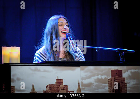 29. April 2013 - Toronto, Ontario, Kanada - amerikanische Singer-Songwriterin und Pianistin SARA BAREILLES durchgeführt und intime zeigen im Phoenix Theatre in Toronto als Teil von ihr "mutig genug Tour: spezielle Solo-Performance von Sara Bareilles (Credit-Bild: © Igor Vidyashev/ZUMAPRESS.com) Stockfoto