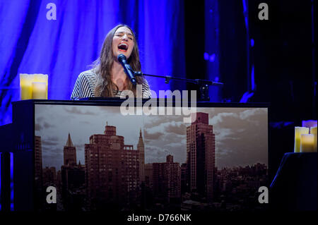 29. April 2013 - Toronto, Ontario, Kanada - amerikanische Singer-Songwriterin und Pianistin SARA BAREILLES durchgeführt und intime zeigen im Phoenix Theatre in Toronto als Teil von ihr "mutig genug Tour: spezielle Solo-Performance von Sara Bareilles (Credit-Bild: © Igor Vidyashev/ZUMAPRESS.com) Stockfoto