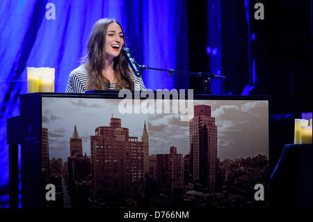 29. April 2013 - Toronto, Ontario, Kanada - amerikanische Singer-Songwriterin und Pianistin SARA BAREILLES durchgeführt und intime zeigen im Phoenix Theatre in Toronto als Teil von ihr "mutig genug Tour: spezielle Solo-Performance von Sara Bareilles (Credit-Bild: © Igor Vidyashev/ZUMAPRESS.com) Stockfoto