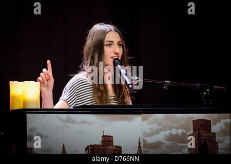 29. April 2013 - Toronto, Ontario, Kanada - amerikanische Singer-Songwriterin und Pianistin SARA BAREILLES durchgeführt und intime zeigen im Phoenix Theatre in Toronto als Teil von ihr "mutig genug Tour: spezielle Solo-Performance von Sara Bareilles (Credit-Bild: © Igor Vidyashev/ZUMAPRESS.com) Stockfoto