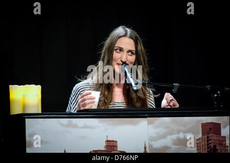 29. April 2013 - Toronto, Ontario, Kanada - amerikanische Singer-Songwriterin und Pianistin SARA BAREILLES durchgeführt und intime zeigen im Phoenix Theatre in Toronto als Teil von ihr "mutig genug Tour: spezielle Solo-Performance von Sara Bareilles (Credit-Bild: © Igor Vidyashev/ZUMAPRESS.com) Stockfoto