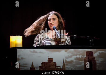 29. April 2013 - Toronto, Ontario, Kanada - amerikanische Singer-Songwriterin und Pianistin SARA BAREILLES durchgeführt und intime zeigen im Phoenix Theatre in Toronto als Teil von ihr "mutig genug Tour: spezielle Solo-Performance von Sara Bareilles (Credit-Bild: © Igor Vidyashev/ZUMAPRESS.com) Stockfoto