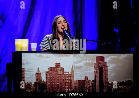 29. April 2013 - Toronto, Ontario, Kanada - amerikanische Singer-Songwriterin und Pianistin SARA BAREILLES durchgeführt und intime zeigen im Phoenix Theatre in Toronto als Teil von ihr "mutig genug Tour: spezielle Solo-Performance von Sara Bareilles (Credit-Bild: © Igor Vidyashev/ZUMAPRESS.com) Stockfoto