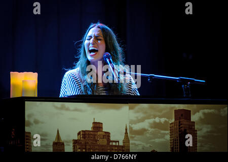 29. April 2013 - Toronto, Ontario, Kanada - amerikanische Singer-Songwriterin und Pianistin SARA BAREILLES durchgeführt und intime zeigen im Phoenix Theatre in Toronto als Teil von ihr "mutig genug Tour: spezielle Solo-Performance von Sara Bareilles (Credit-Bild: © Igor Vidyashev/ZUMAPRESS.com) Stockfoto