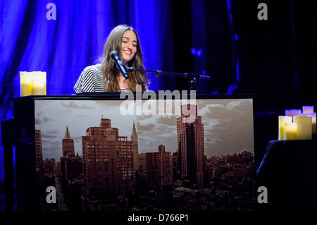 29. April 2013 - Toronto, Ontario, Kanada - amerikanische Singer-Songwriterin und Pianistin SARA BAREILLES durchgeführt und intime zeigen im Phoenix Theatre in Toronto als Teil von ihr "mutig genug Tour: spezielle Solo-Performance von Sara Bareilles (Credit-Bild: © Igor Vidyashev/ZUMAPRESS.com) Stockfoto