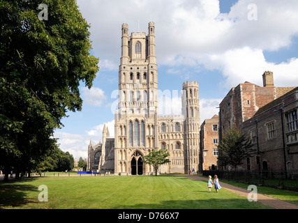 Kathedrale von Ely, Cambridgeshire, England. Über Palace grün, der Westturm und die West-Tür Stockfoto