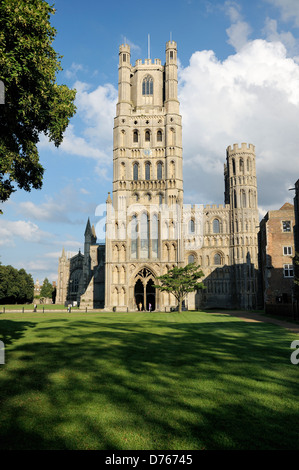 Kathedrale von Ely, Cambridgeshire, England. Über Palace grün, der Westturm und die West-Tür Stockfoto