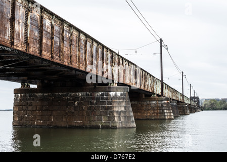 Die lange Brücke, eine der fünf Brücken, die ausmachen, was man gemeinhin als der 14th Street Bridge überspannt den Potomac und die Verbindung von Washington DC mit Nordvirginia bekannt. Es ist eine Eisenbahnbrücke. Stockfoto