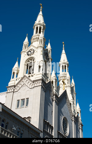 Die Türme der Heiligen Peter und Paul Church im Stadtteil North Beach in San Francisco, Kalifornien. Stockfoto