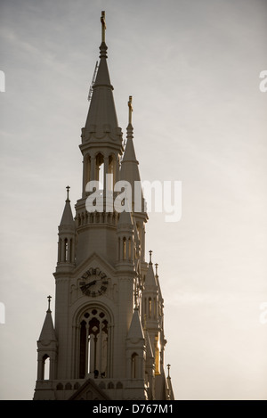 Die Türme der Heiligen Peter und Paul Church im Stadtteil North Beach in San Francisco, Kalifornien. Stockfoto