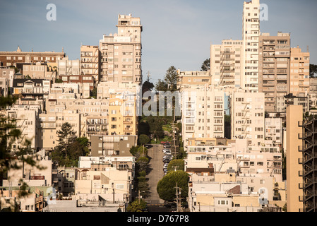 Telegraph Hill Residential Architecture San Francisco California // SAN FRANCISCO, Kalifornien – einer der steilen Hügel im Stadtteil Telegraph Hill von San Francisco. Telegraph Hill ist ein bekanntes Wohnviertel im Nordosten der Stadt, das für seine dramatischen Höhenänderungen und seinen historischen Charakter bekannt ist. Das Gebiet erhebt sich etwa 275 Meter über dem Meeresspiegel und liegt zwischen North Beach und dem Financial District. Telegraph Hill erhielt seinen Namen von einer frühen Semaphore-Telegrafenstation, die in den 1850er Jahren auf seinem Gipfel Betrieb In der Nachbarschaft befindet sich der Coit Tower, Stockfoto
