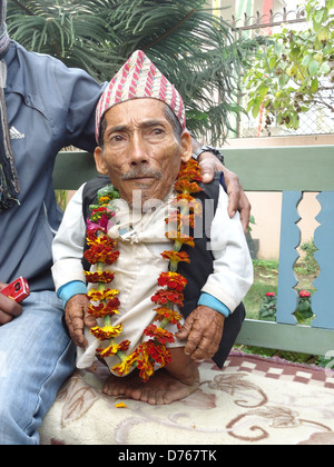 Quoten zu verkürzen für neue weltweit kleinste Mann eine 72 Jahre alte Nepali ein Ende gemacht hat, bieten kürzeste Mann der Welt gekrönt zu werden. Chandra Bahadur Dangi ist 56 cm (22 Zoll) hoch und wiegt 12 kg. Die winzigen Herr Dangi, als ein einzelner Mann in einem abgelegenen Tal im mittleren Westen Hügel des Bezirks Jhapa in Ost-Nepal lebt. hat ergeben, dass er schämte sich seiner Höhe und nur eine Kampagne für die lange aufgeschobene Anerkennung als die weltweit kürzeste Mann begann nach gefördert von seiner Familie. Guinness-Büchern der Rekorde-Beamten haben gesagt, dass sie besuchen Nepal um Dangi bewerten Stockfoto