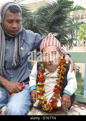 Quoten zu verkürzen für neue weltweit kleinste Mann eine 72 Jahre alte Nepali ein Ende gemacht hat, bieten kürzeste Mann der Welt gekrönt zu werden. Chandra Bahadur Dangi ist 56 cm (22 Zoll) hoch und wiegt 12 kg. Die winzigen Herr Dangi, als ein einzelner Mann in einem abgelegenen Tal im mittleren Westen Hügel des Bezirks Jhapa in Ost-Nepal lebt. hat ergeben, dass er schämte sich seiner Höhe und nur eine Kampagne für die lange aufgeschobene Anerkennung als die weltweit kürzeste Mann begann nach gefördert von seiner Familie. Guinness-Büchern der Rekorde-Beamten haben gesagt, dass sie besuchen Nepal um Dangi bewerten Stockfoto