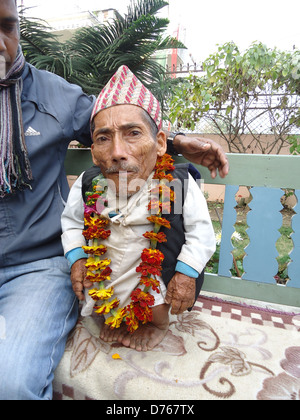 Quoten zu verkürzen für neue weltweit kleinste Mann eine 72 Jahre alte Nepali ein Ende gemacht hat, bieten kürzeste Mann der Welt gekrönt zu werden. Chandra Bahadur Dangi ist 56 cm (22 Zoll) hoch und wiegt 12 kg. Die winzigen Herr Dangi, als ein einzelner Mann in einem abgelegenen Tal im mittleren Westen Hügel des Bezirks Jhapa in Ost-Nepal lebt. hat ergeben, dass er schämte sich seiner Höhe und nur eine Kampagne für die lange aufgeschobene Anerkennung als die weltweit kürzeste Mann begann nach gefördert von seiner Familie. Guinness-Büchern der Rekorde-Beamten haben gesagt, dass sie besuchen Nepal um Dangi bewerten Stockfoto