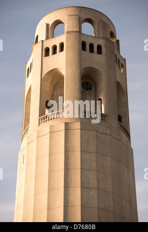 SAN FRANCISCO, Kalifornien, Vereinigte Staaten – die markante Spitze des Coit Tower erhebt sich über dem Telegraph Hill und bietet einen beeindruckenden Blick auf San Francisco. Das 1933 mit Geldern von Lillie Hitchcock Coit erbaute Art déco-Wahrzeichen ist ein dauerhaftes Symbol der Geschichte und des architektonischen Erbes der Stadt und zieht Besucher mit seinem beeindruckenden Design und dem Panoramablick auf die Bay Area an. Stockfoto