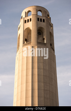 Coit Tower Telegraph Hill San Francisco Kalifornien // SAN FRANCISCO, Kalifornien, Vereinigte Staaten – der Coit Tower steht auf dem Telegraph Hill, dessen unverwechselbare Art déco-Silhouette die Skyline von San Francisco prägt. Der 210 Meter hohe Betonturm wurde 1933 mit Geldern von Lillie Hitchcock Coit erbaut und von den Architekten Arthur Brown Jr. und Henry Howard entworfen. Der Turm dient sowohl als Denkmal für die Feuerwehrleute in San Francisco als auch als Wahrzeichen der Stadt. Im Inneren des Gebäudes befinden sich Wandgemälde aus der Zeit der Depression, die von lokalen Künstlern im Rahmen des Public Works of Art Project geschaffen wurden. Telegraph Hill, steigende Gebühr 275 Stockfoto