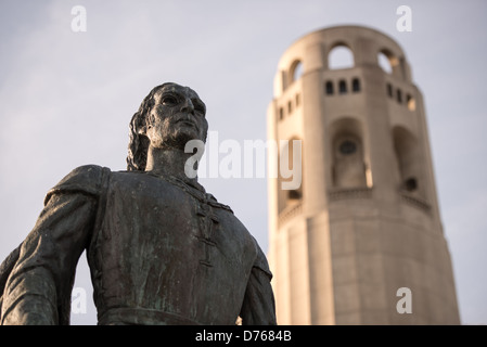 Christopher Columbus Statue Coit Tower San Francisco // SAN FRANCISCO, Kalifornien – Im Vordergrund steht Eine Bronzestatue von Christopher Columbus des Bildhauers Vittorio Colbertaldo mit dem Coit Tower auf dem Telegraph Hill im Hintergrund. Die Columbus-Statue wurde vom italienischen Bildhauer geschaffen und in der Stadt als Teil der Sammlung öffentlicher Denkmäler in San Francisco installiert. Der Coit Tower, das markante Art déco-Gebäude, das 210 Meter über dem Hügel ragt, wurde 1933 fertiggestellt und durch ein Vermächtnis von Lillie Hitchcock Coit finanziert. Der Turm dient sowohl als Wahrzeichen der Stadt als auch als Aussichtspunkt. Stockfoto