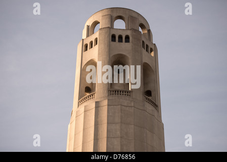 Coit Tower Telegraph Hill San Francisco Kalifornien // SAN FRANCISCO, Kalifornien, Vereinigte Staaten – der Coit Tower steht auf dem Telegraph Hill, dessen unverwechselbare Art déco-Silhouette die Skyline von San Francisco prägt. Der 210 Meter hohe Betonturm wurde 1933 mit Geldern von Lillie Hitchcock Coit erbaut und von den Architekten Arthur Brown Jr. und Henry Howard entworfen. Der Turm dient sowohl als Denkmal für die Feuerwehrleute in San Francisco als auch als Wahrzeichen der Stadt. Im Inneren des Gebäudes befinden sich Wandgemälde aus der Zeit der Depression, die von lokalen Künstlern im Rahmen des Public Works of Art Project geschaffen wurden. Telegraph Hill, steigende Gebühr 275 Stockfoto