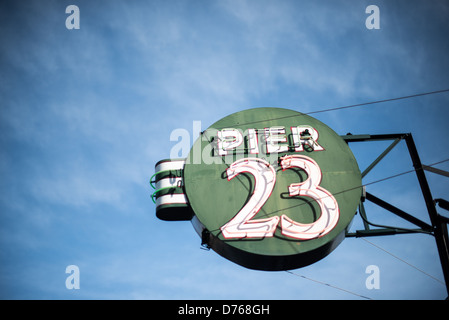 SAN FRANCISCO, Kalifornien – Ein Vintage-Neonschild für Pier 23 entlang des Embarcadero an San Franciscos historischer Uferpromenade. Stockfoto