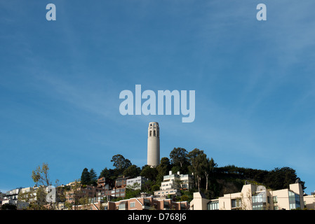 Coit Tower Telegraph Hill San Francisco Kalifornien // San FRANCISCO, Kalifornien – der Coit Tower steht auf dem Telegraph Hill in San Franciscos Stadtteil North Beach. Der 210 Fuß hohe Art déco-Betonturm wurde 1933 mit Mitteln fertiggestellt, die Lillie Hitchcock Coit, eine wohlhabende San Francisco-Sozialistin und Schutzpatronin der Feuerwehr der Stadt, hinterlassen hat. Coit hinterließ ein Drittel ihres Anwesens der Stadt, um San Francisco in der von der Stadt als am besten erachteten Form Schönheit zu verleihen. Im Inneren des Turms befinden sich Wandmalereien, die von lokalen Künstlern während der Großen Depression als Teil der öffentlichen Arbeiten gemalt wurden Stockfoto