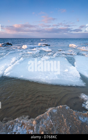 Eisbrocken schwimmend auf Lake Simcoe, Ontario, Kanada. Stockfoto