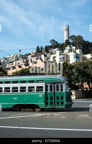 Coit Tower Telegraph Hill San Francisco Kalifornien // San FRANCISCO, Kalifornien – der Coit Tower steht auf dem Telegraph Hill in San Franciscos Stadtteil North Beach. Der 210 Fuß hohe Art déco-Betonturm wurde 1933 mit Mitteln fertiggestellt, die Lillie Hitchcock Coit, eine wohlhabende San Francisco-Sozialistin und Schutzpatronin der Feuerwehr der Stadt, hinterlassen hat. Coit hinterließ ein Drittel ihres Anwesens der Stadt, um San Francisco in der von der Stadt als am besten erachteten Form Schönheit zu verleihen. Im Inneren des Turms befinden sich Wandmalereien, die von lokalen Künstlern während der Großen Depression als Teil der öffentlichen Arbeiten gemalt wurden Stockfoto