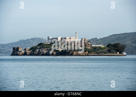 Alcatraz Island San Francisco Kalifornien | SAN FRANCISCO, Kalifornien — Die Alcatraz Island erhebt sich aus der Bucht von San Francisco, wie vom Fishermans Wharf aus gesehen, wobei das Zellhaus, der Wasserturm und der Leuchtturm über der felsigen Küste sichtbar sind. Die 22,5 Hektar große Insel beherbergte das Hochsicherheitsgefängnis von 1934 bis 1963, bevor sie 1972 Teil des Golden Gate National Recreation Area wurde. Der Ort liegt etwa 2 Kilometer vor der Küste, nah genug für klare Sicht vom Stadtufer. Stockfoto