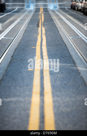 Berühmte steilen Straßen San Franciscos mit Tracks für die Seilbahn in der Straße eingebettet. Stockfoto