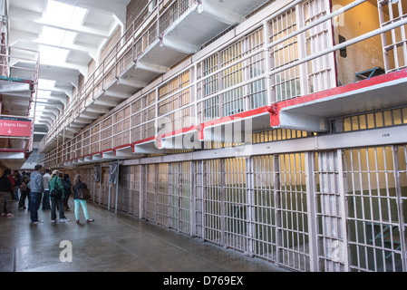 SAN FRANCISCO, Kalifornien - innerhalb des Zellenblocks, in dem sich die Zellen des Insassen im Alcatraz-Gefängnis auf Alcatraz Island in der San Francisco Bay befanden. Alcatraz ist bekannt für seine berüchtigten Häftlinge und die Gerüchte Unausweichlichkeit. Heute ist Alcatraz eine bedeutende Touristenattraktion und ein National Park Service-Standort, der Einblicke in das Gefängnissystem und historische Ereignisse des 20. Jahrhunderts bietet. Stockfoto