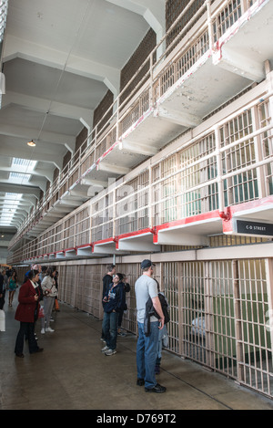 SAN FRANCISCO, Kalifornien - innerhalb des Zellenblocks, in dem sich die Zellen des Insassen im Alcatraz-Gefängnis auf Alcatraz Island in der San Francisco Bay befanden. Alcatraz ist bekannt für seine berüchtigten Häftlinge und die Gerüchte Unausweichlichkeit. Heute ist Alcatraz eine bedeutende Touristenattraktion und ein National Park Service-Standort, der Einblicke in das Gefängnissystem und historische Ereignisse des 20. Jahrhunderts bietet. Stockfoto